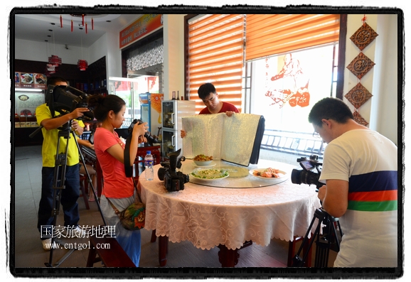 此次攝制組通過拍攝婺源代表名菜糊豆腐、粉蒸肉、荷包紅魚、賽鵝頸及地方小吃清明果、灰汁果、糯米子糕等來詮釋婺源美食經(jīng)典，展示婺源食文化，打造獨屬婺源的美食符號。