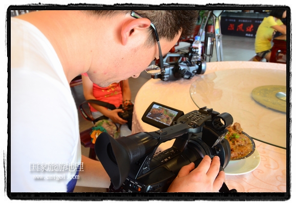 此次攝制組通過拍攝婺源代表名菜糊豆腐、粉蒸肉、荷包紅魚、賽鵝頸及地方小吃清明果、灰汁果、糯米子糕等來詮釋婺源美食經(jīng)典，展示婺源食文化，打造獨屬婺源的美食符號。