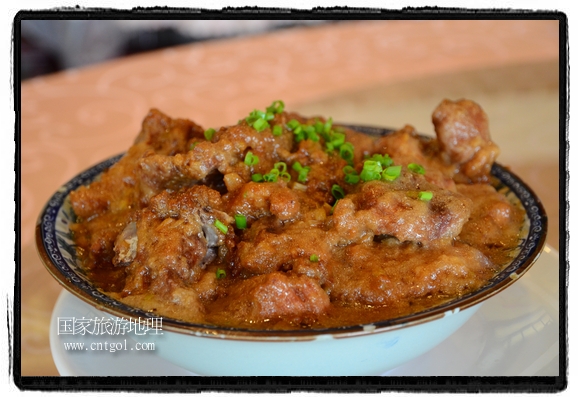 此次攝制組通過拍攝婺源代表名菜糊豆腐、粉蒸肉、荷包紅魚、賽鵝頸及地方小吃清明果、灰汁果、糯米子糕等來詮釋婺源美食經(jīng)典，展示婺源食文化，打造獨屬婺源的美食符號。