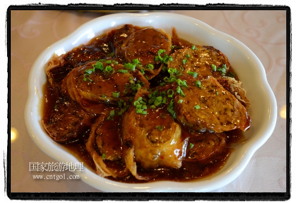 此次攝制組通過拍攝婺源代表名菜糊豆腐、粉蒸肉、荷包紅魚、賽鵝頸及地方小吃清明果、灰汁果、糯米子糕等來詮釋婺源美食經(jīng)典，展示婺源食文化，打造獨屬婺源的美食符號。