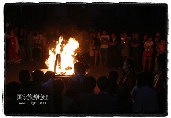 甘肅平?jīng)鍪嗅轻脊沛?zhèn)舉辦了篝火晚會，1000余名市民參與其中，大家載歌載舞，在歡快熱鬧的氣氛中為每一位父親送祝福。父親節(jié)（Father's Day），顧名思義是感恩父親的節(jié)日。約始于二十世紀(jì)初，起源于美國，現(xiàn)已廣泛流傳于世界各地，節(jié)日日期因地域而存在差異。