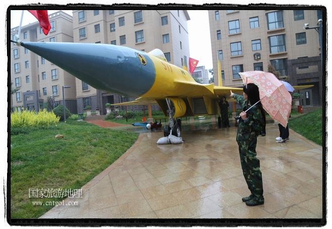 小區(qū)突然出現(xiàn)“飛機(jī)坦克”，其中殲15艦載戰(zhàn)斗機(jī)一架、99式主戰(zhàn)坦克一輛、武直-10武裝直升機(jī)一架，吸引了眾多市民雨中圍觀、合影。