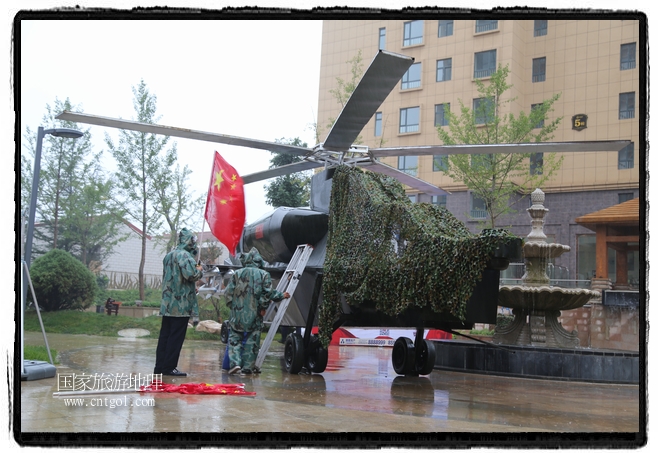 小區(qū)突然出現(xiàn)“飛機(jī)坦克”，其中殲15艦載戰(zhàn)斗機(jī)一架、99式主戰(zhàn)坦克一輛、武直-10武裝直升機(jī)一架，吸引了眾多市民雨中圍觀、合影。