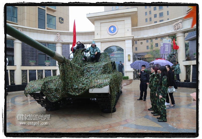 小區(qū)突然出現(xiàn)“飛機(jī)坦克”，其中殲15艦載戰(zhàn)斗機(jī)一架、99式主戰(zhàn)坦克一輛、武直-10武裝直升機(jī)一架，吸引了眾多市民雨中圍觀、合影。