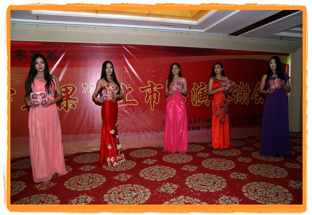 甘肅平涼：妙齡妹子表演T臺秀 不秀身材秀“金果”（圖）