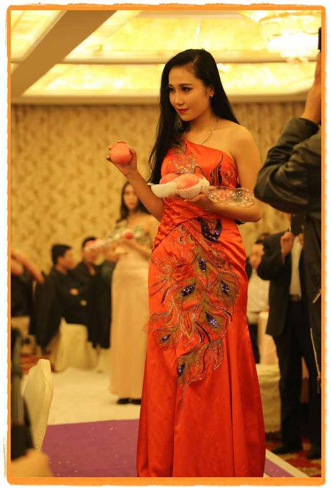 甘肅平涼：妙齡妹子表演T臺秀 不秀身材秀“金果”（圖）