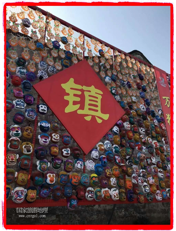 中國(guó)規(guī)模最大的猴面具彩繪在南潯古鎮(zhèn)展示。猴子真是今年最紅的動(dòng)物。 