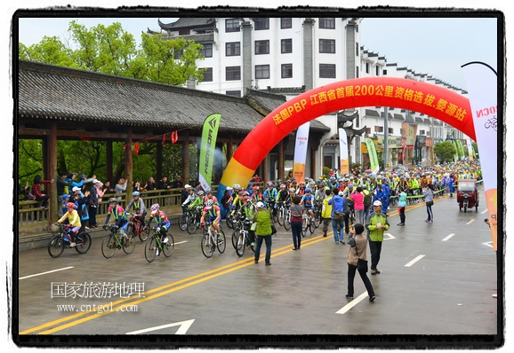 來自江西、安徽、浙江、福建等省市近千名選手參加了比賽，婺源賽道沿途的秀美風光和徽派古村落，給參賽選手留下美好的印象。