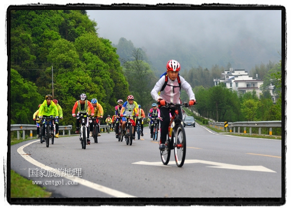 來自江西、安徽、浙江、福建等省市近千名選手參加了比賽，婺源賽道沿途的秀美風光和徽派古村落，給參賽選手留下美好的印象。