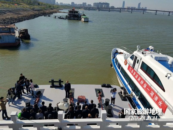 江西開展呵護(hù)一湖清水，嚴(yán)厲打擊非法采砂行動（圖）